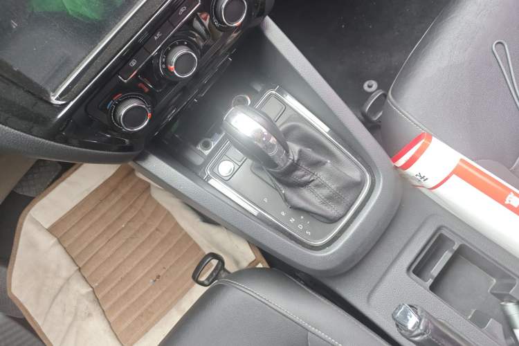 Used Volkswagen Sagitar 2017 1.6L Automatic Comfort Model Gear Lever