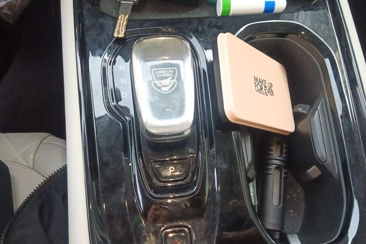 Used Volvo EM90 2025 Ultra Six-Seater Gear Lever