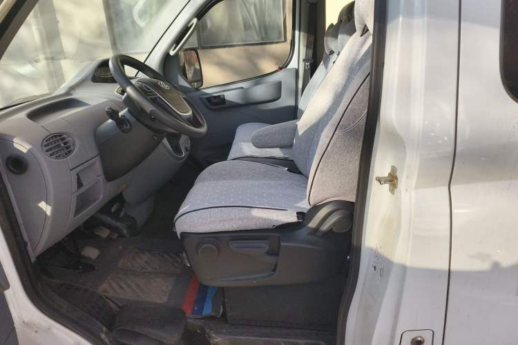 Used SAIC MAXUS Xintu V80 2023 2.0T Manual Classic Aoyuntong Short Wheelbase Mid-Roof 5/6-Seater