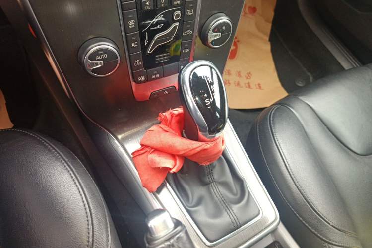 Used Volvo V40 2016 T4 Smart Luxury Edition