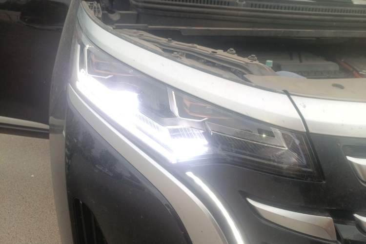 Used Denza D9 2022 DM-i 1040 Prestige Model Right Front Headlight