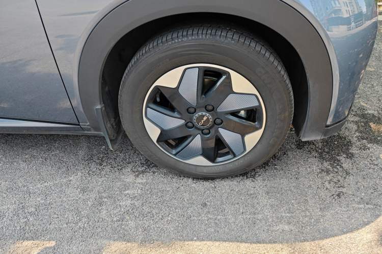 Used BYD Dolphin 2024 Honor Edition 420km Fashion Version Right Front Wheel Hub