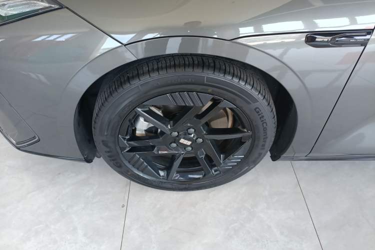 Used Geely Galaxy E8 2024 550 km Range Rear-Wheel-Drive PRO Left Front Wheel Hub