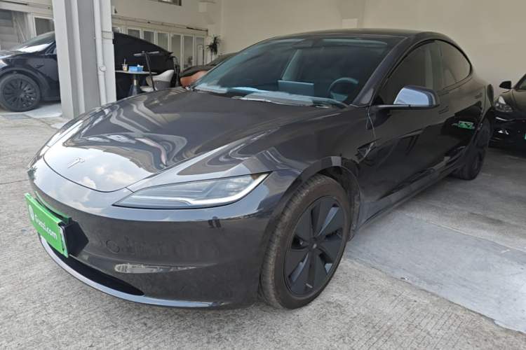 Ojetý Tesla Model 3 2025 Rear-Wheel-Drive Version