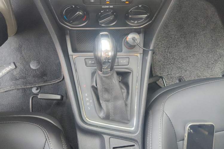 Used Volkswagen Gran Lavida 2015 1.6L Automatic Comfort Edition Gear Lever