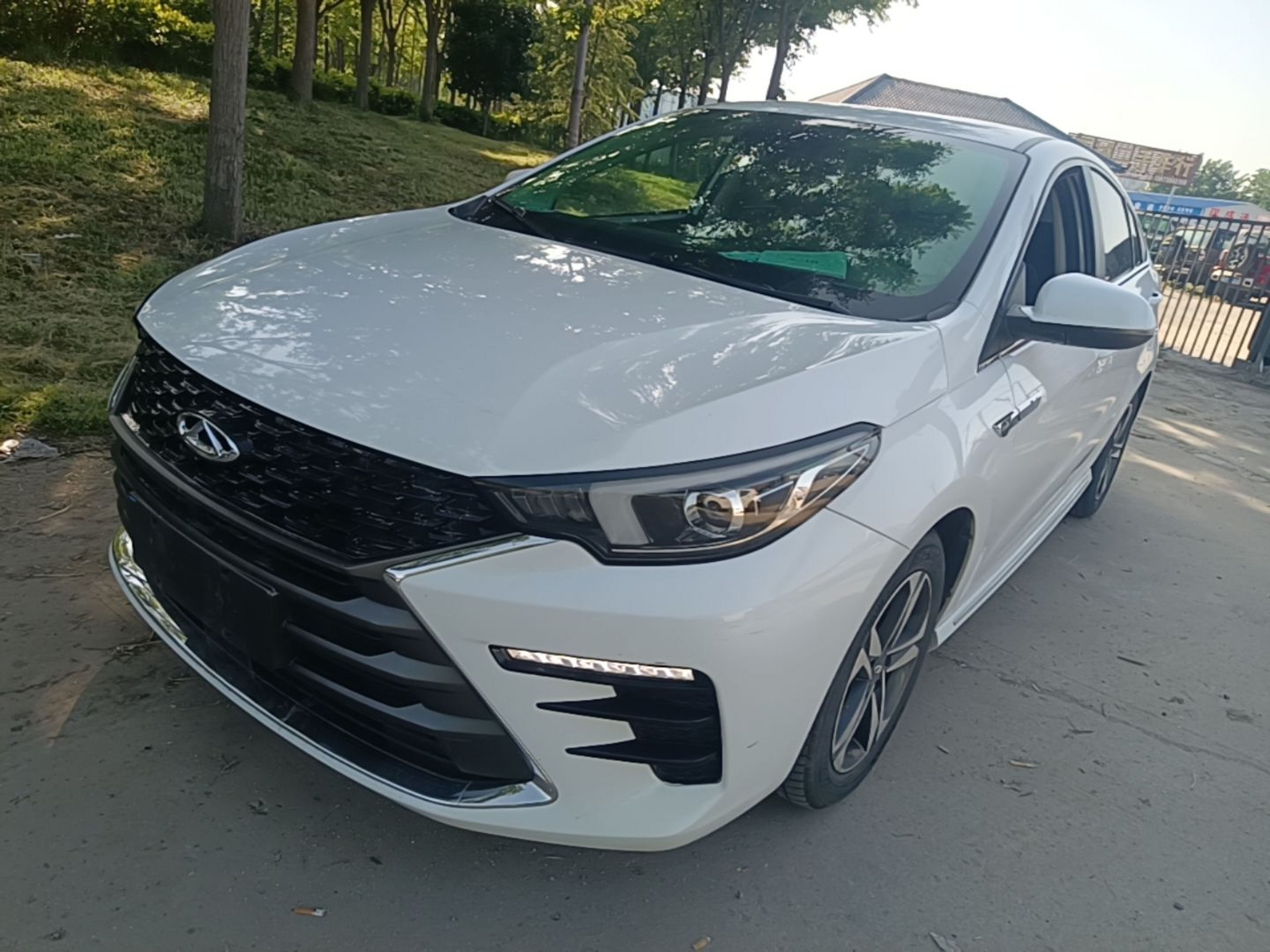 Под передней частью автомобиля