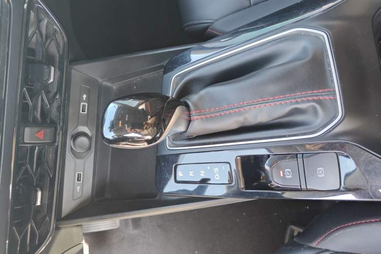 Used MG 5 2022 180 DVVT CVT Youth Luxury Edition Gear Lever