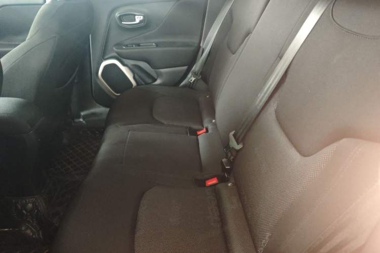 Used Jeep Renegade 2018 Connected Large Screen Version 180T Automatic High-Energy Edition Left Rear Seat