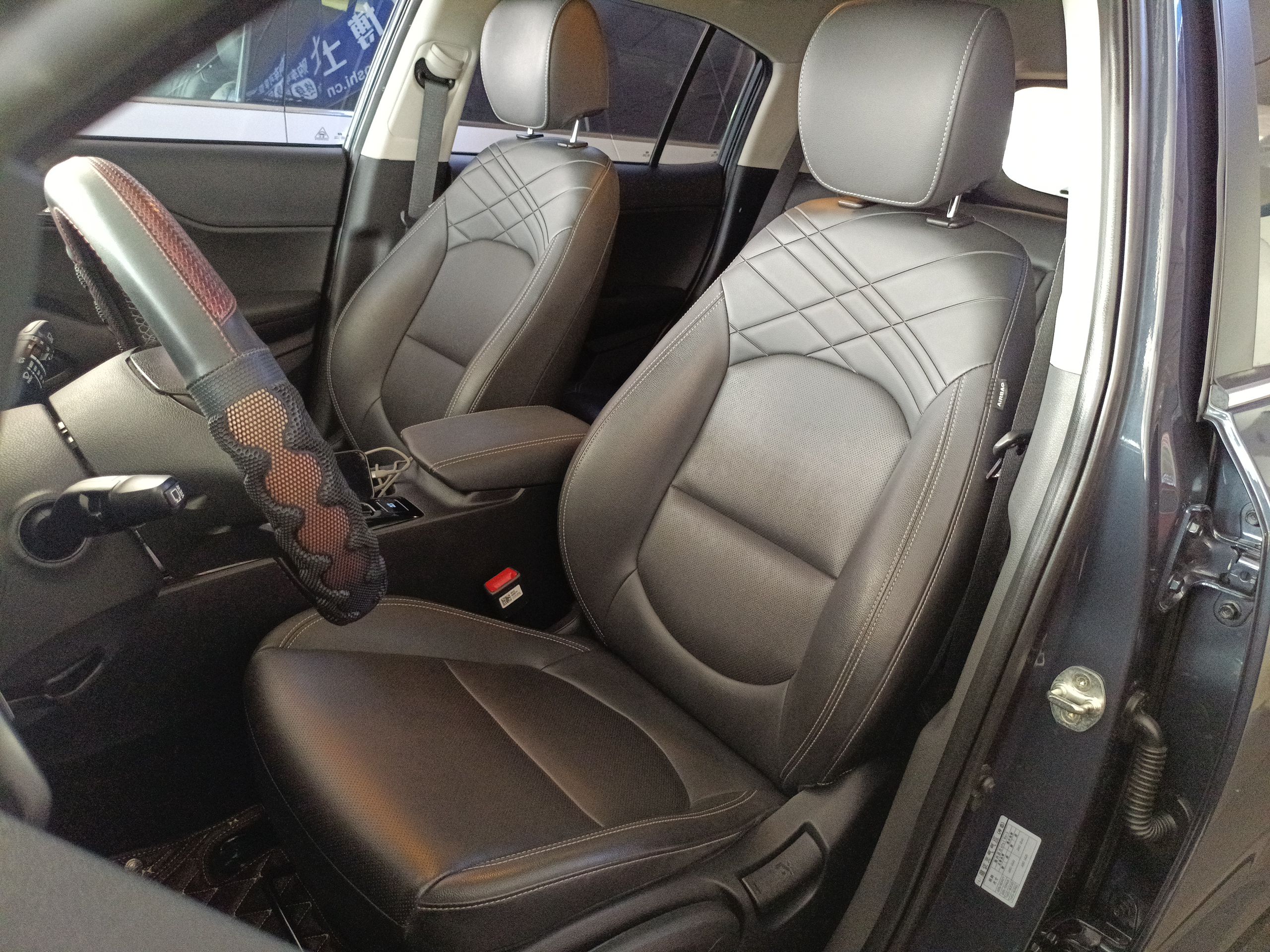 Переднее сиденье в автомобиле