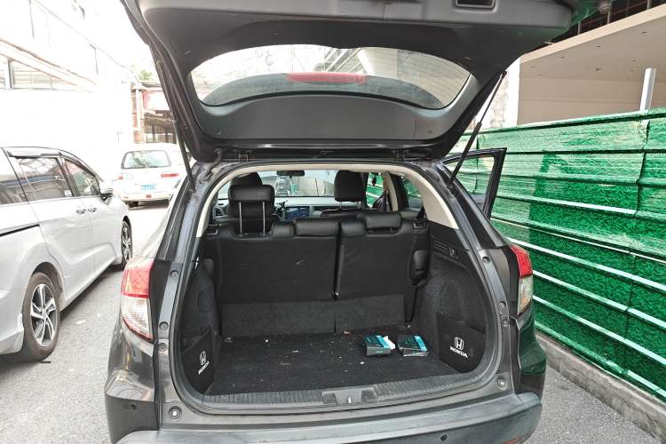 Used Honda Vezel 2020 1.5L CVT Elite Edition Trunk