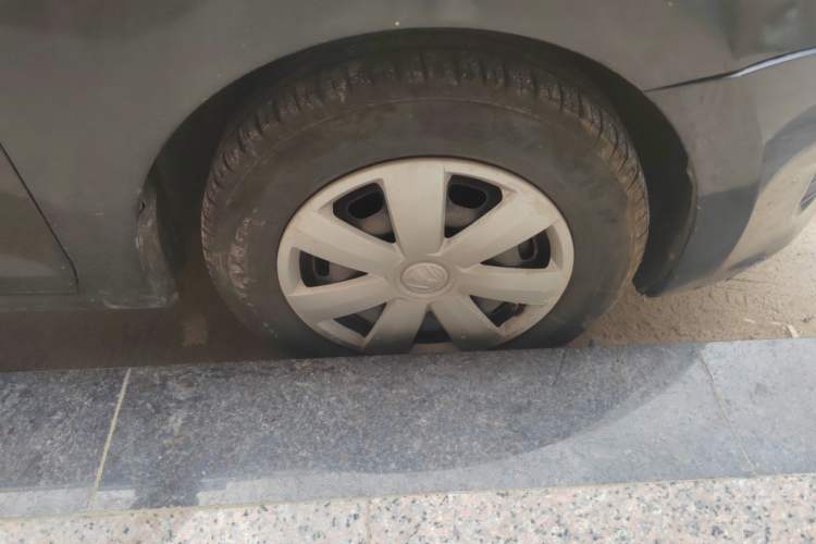 Used Volkswagen Santana 2015 1.6L Automatic Fashion Edition Right Front Wheel Hub