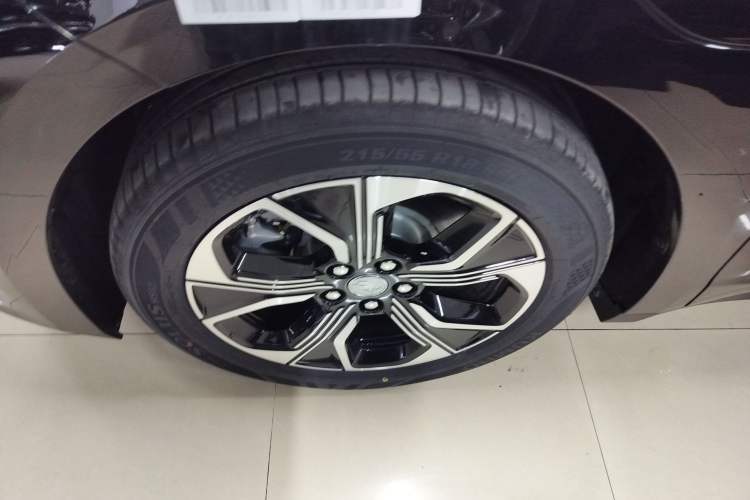 Used Hongqi E-QM5 2023 Revised Version Basic Travel Edition Left Front Wheel Hub