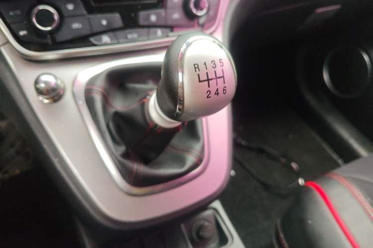 Used Haval M6 2017 1.5T Manual Two-Wheel Drive Elite Model Gear Lever