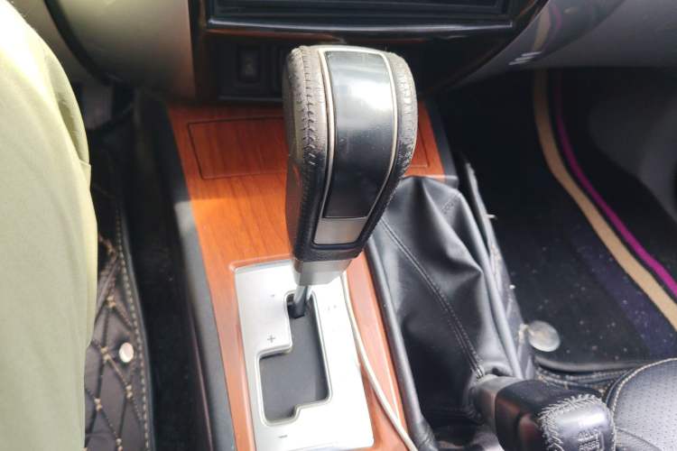 Used Mitsubishi Pajero Sport 2011 3.0L Luxury Navigation Edition Gear Lever