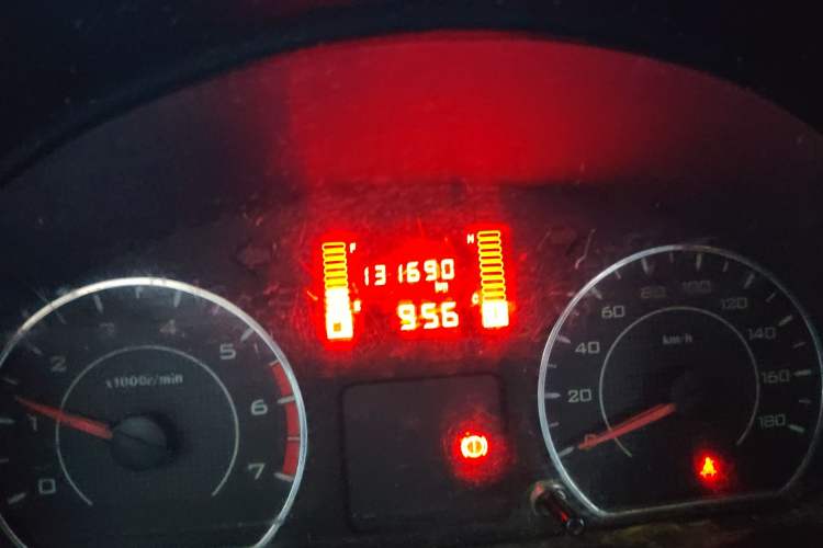 Used Wuling Zhiguang 2015 1.2L S Practical Model LSI Odometer Close Up