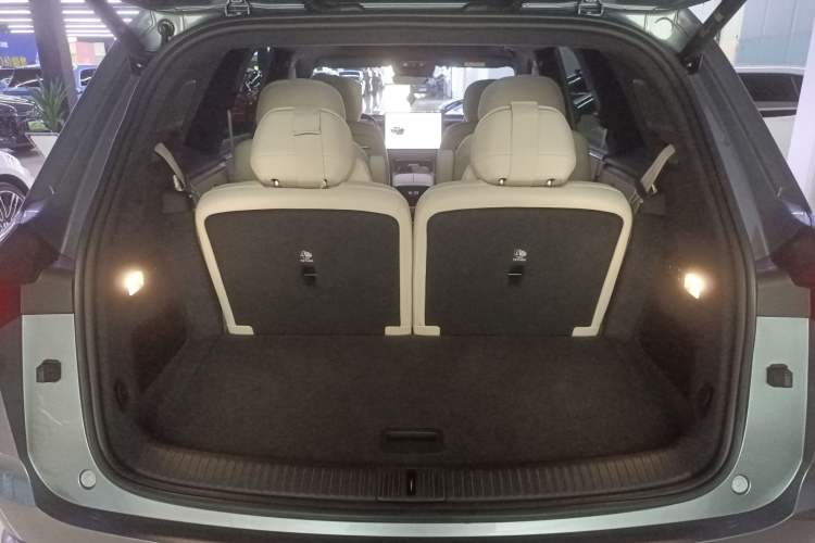 Used ONVO Luxeed L90 2025 Model—Ultra Six-Seater Version Trunk