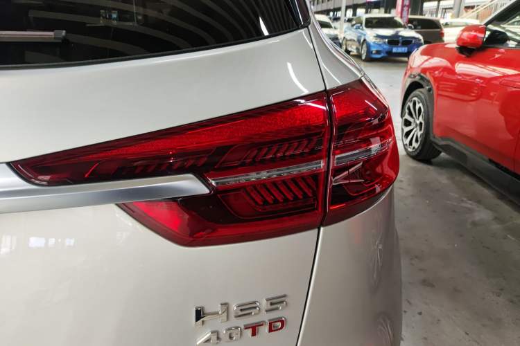 Used Hongqi HS5 2022 Facelifted Version 2.0T Smart Connect Flagship All-Wheel-Drive Edition Right Rear Taillight