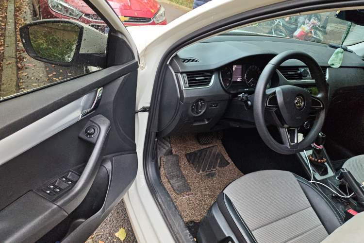 Used Skoda Octavia 2017 1.6L Automatic Chuanxing Edition Driver Seat