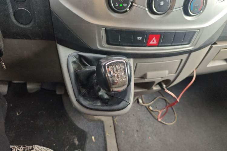 Used Dongfeng Yufeng 2020 2.3T Economy Standard Edition Logistics Vehicle Short Wheelbase Mid-Roof Design 5-9 Seats WP2.3 Gear Lever