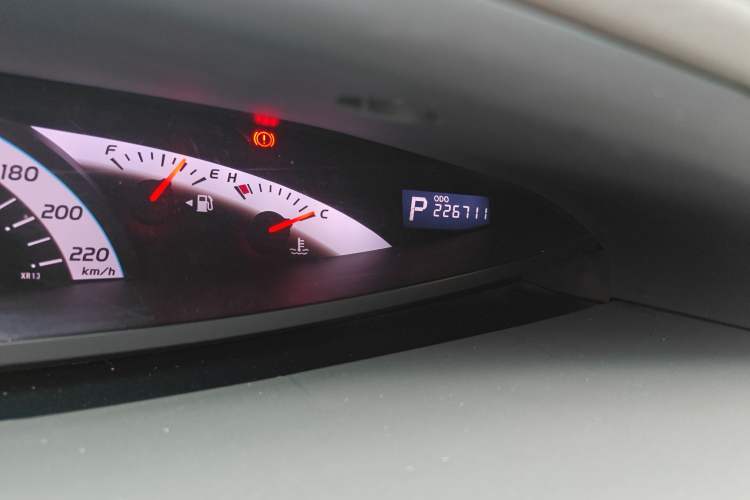 Used Toyota Previa 2006 2.4L 7-Seater Standard Edition Odometer Close Up