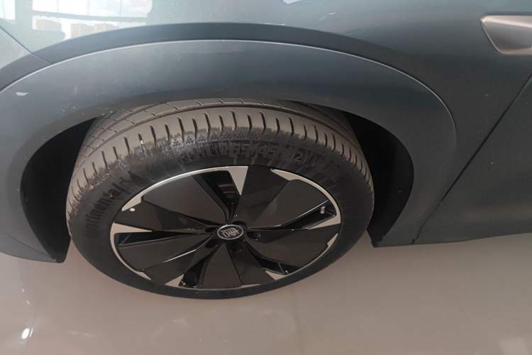 Used BYD Tang L 2025 DM 175KM Drone Player Edition Left Front Wheel Hub