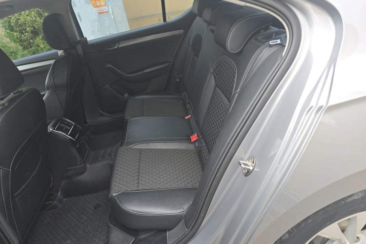 Used Skoda Superb 2018 TSI280 DSG Comfort Edition China V Standard Left Rear Seat