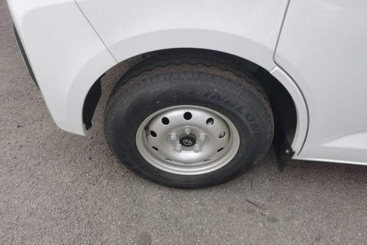 Used Chana Ruixing EM80 2025 Passenger Version Comfort Model 6 Seats 260 km Range Liftback Door 60 kW