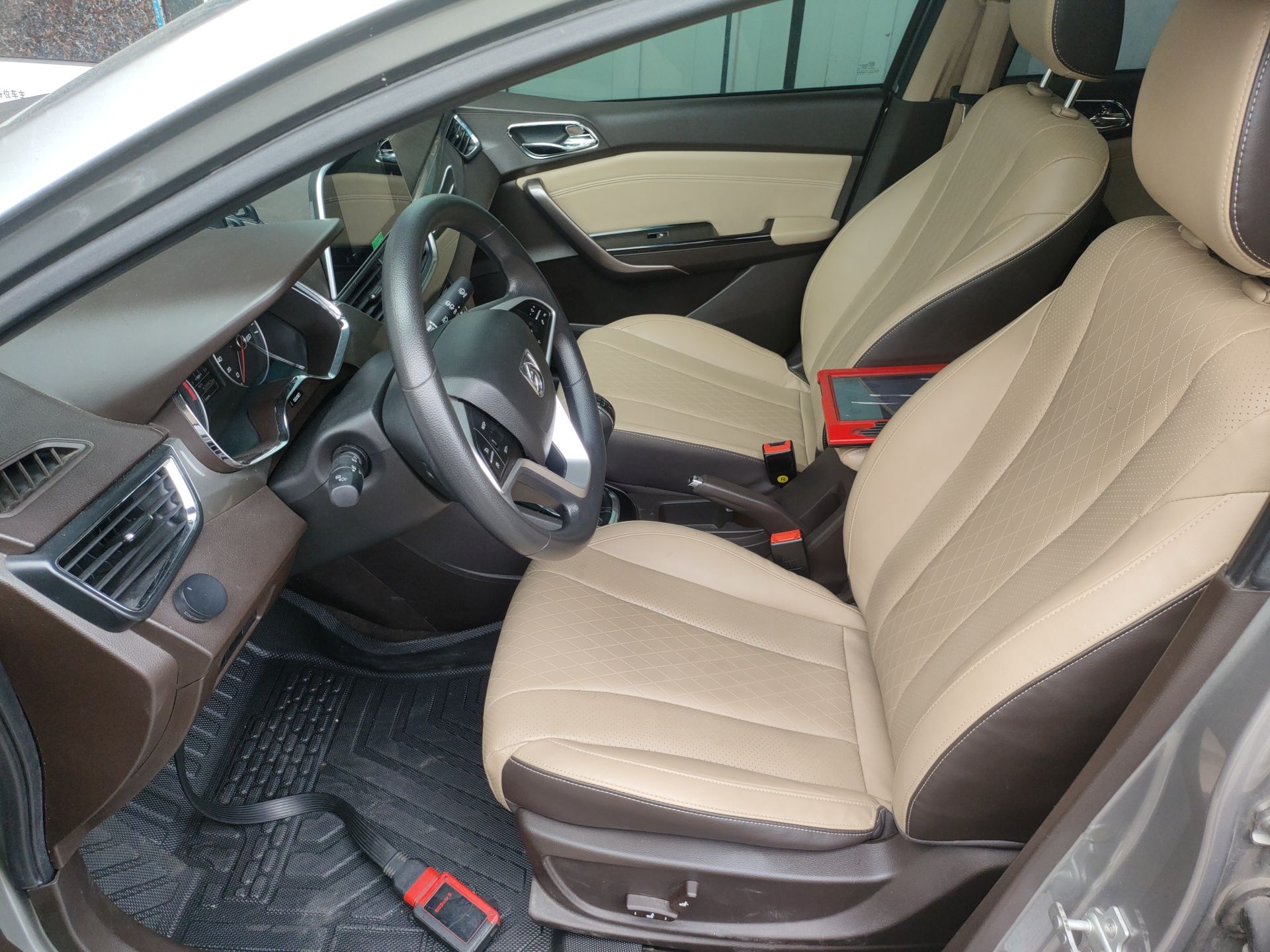 Переднее сиденье в автомобиле