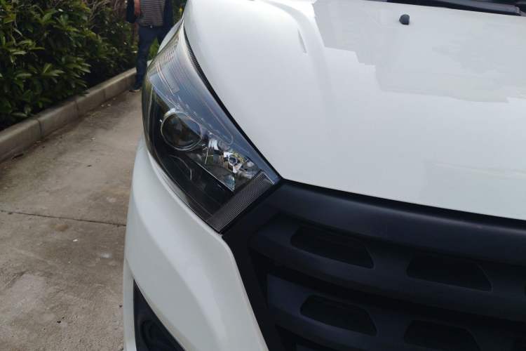 Used Jinbei Gold Hiace 2023 1.5L Passenger Vehicle Engineering Lion 5/6/7 Seater Right Front Headlight