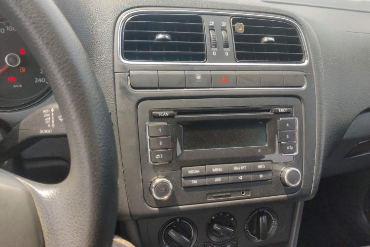 Used Volkswagen Polo 2011 1.6L Automatic ZhiShang Version Audio And AC Panel