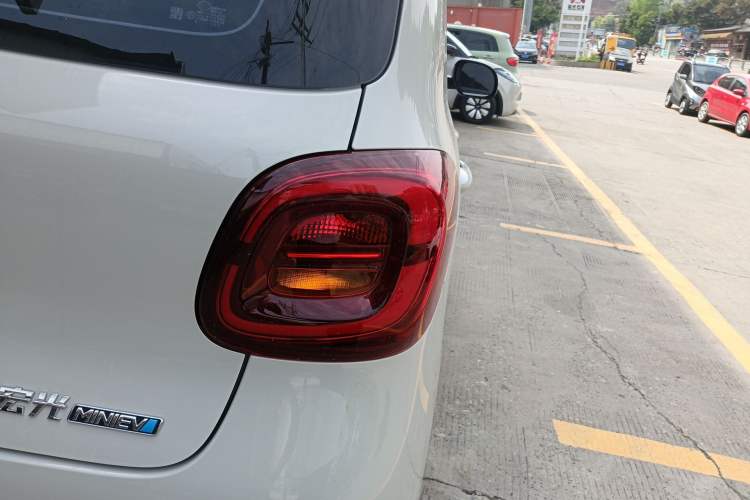 Used Wuling Hongguang MINIEV 2025 Four-Door Version Advanced Edition Right Rear Taillight