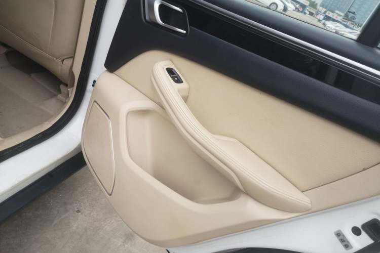 Used Zotye Domy X5 2017 Upgraded Model 1.5T Manual Luxury Version Right Rear Door Interior