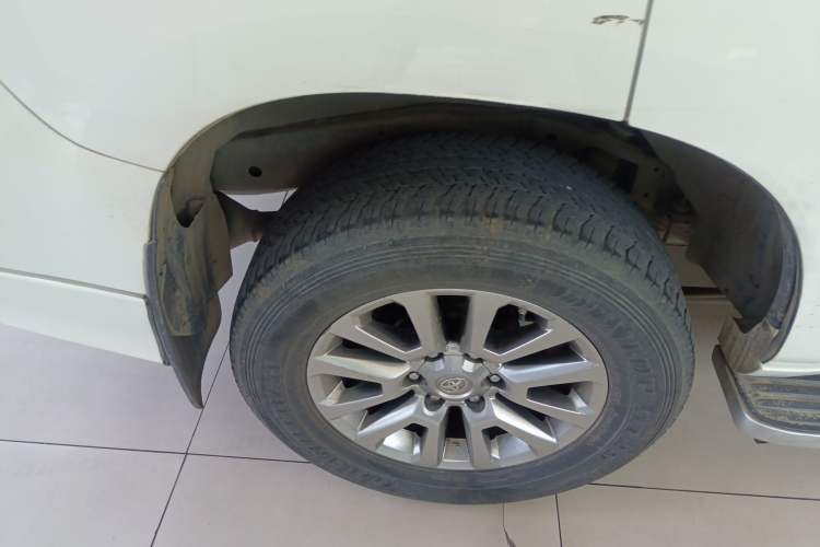 Used Toyota Prado 2019 3.5L Automatic TX-L Deluxe Edition with Rear-Mounted Spare Tire Right Rear Wheel Hub