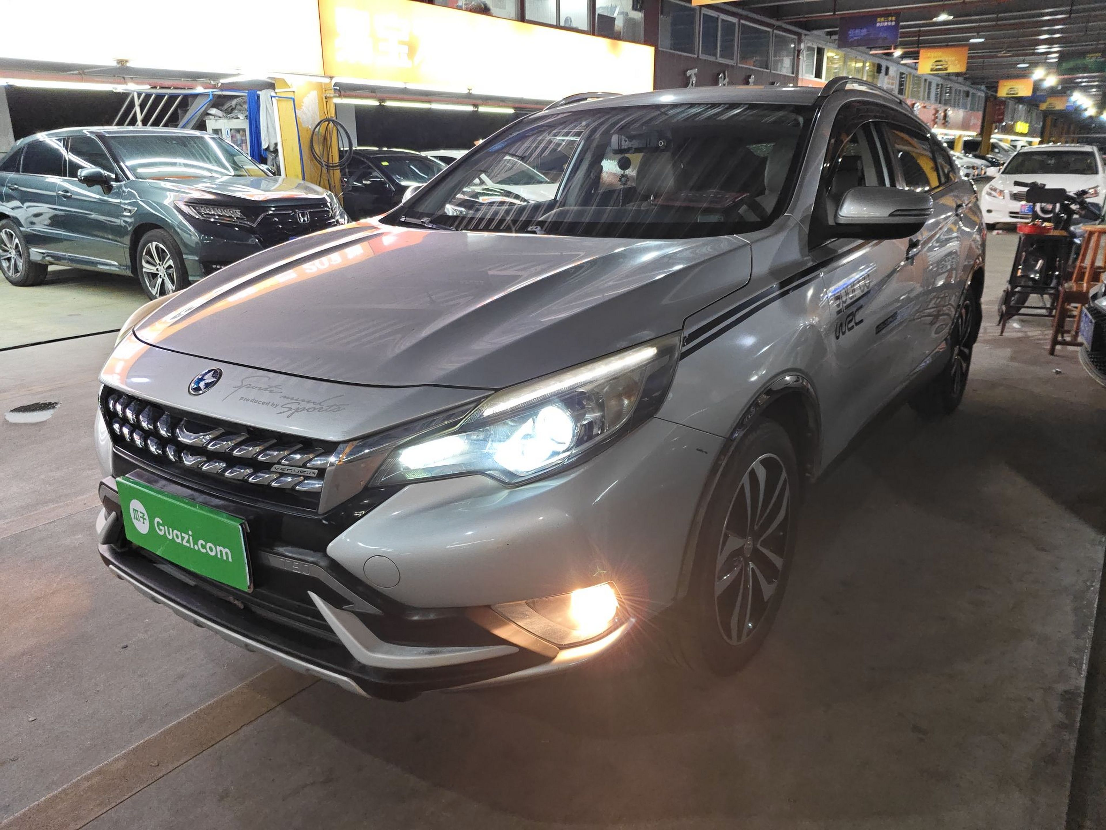Под передней частью автомобиля