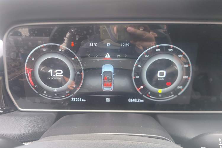 Used Hongqi HS5 2022 Facelifted Version 2.0T Smart Connect Flagship All-Wheel-Drive Edition Instrument Cluster