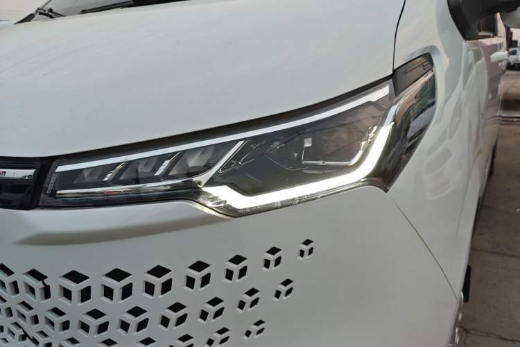 Used SAIC MAXUS Xintu V70 2023 2.0T Elite Edition Automatic Long Wheelbase Low Roof – 6/7 Seats