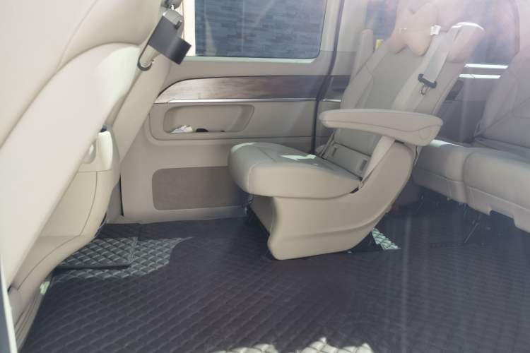 Used Mercedes-Benz V-Class 2024 V 300 Pilot Edition Left Rear Seat