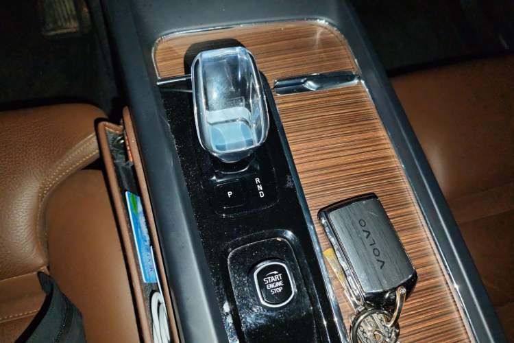 Used Volvo XC60 2023 B5 4x4 Smart Luxury Edition Gear Lever