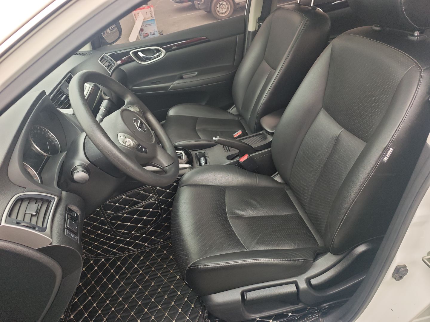 المقاعد الأمامية داخل السيارة