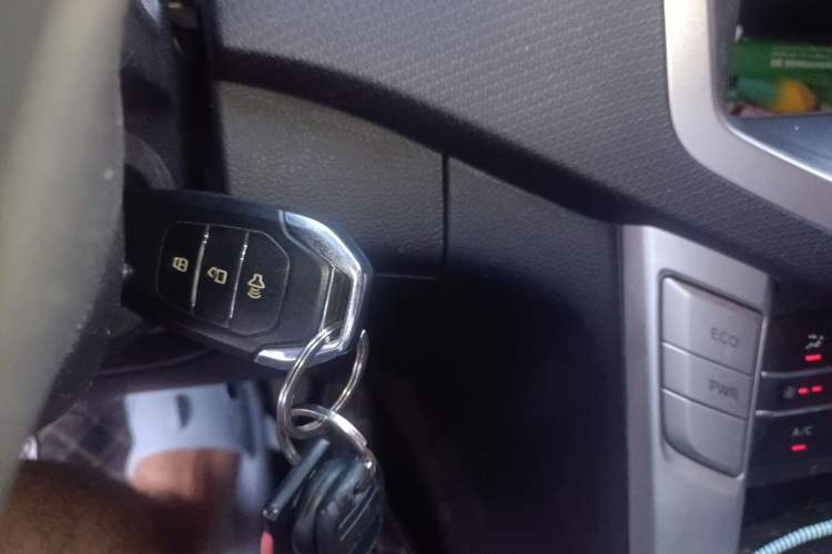 Used SAIC MAXUS T60 2020 2.0T Diesel Manual Two-Wheel Drive High-Ride Pioneer Edition Standard Cab China VI