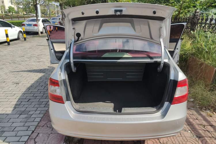 Used Skoda Rapid 2013 1.6L Manual Smart Selection Model
