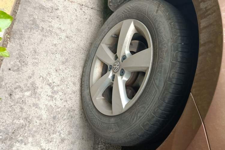 Used Volkswagen Gran Lavida 2015 1.6L Automatic Fashion Edition Right Front Wheel Hub