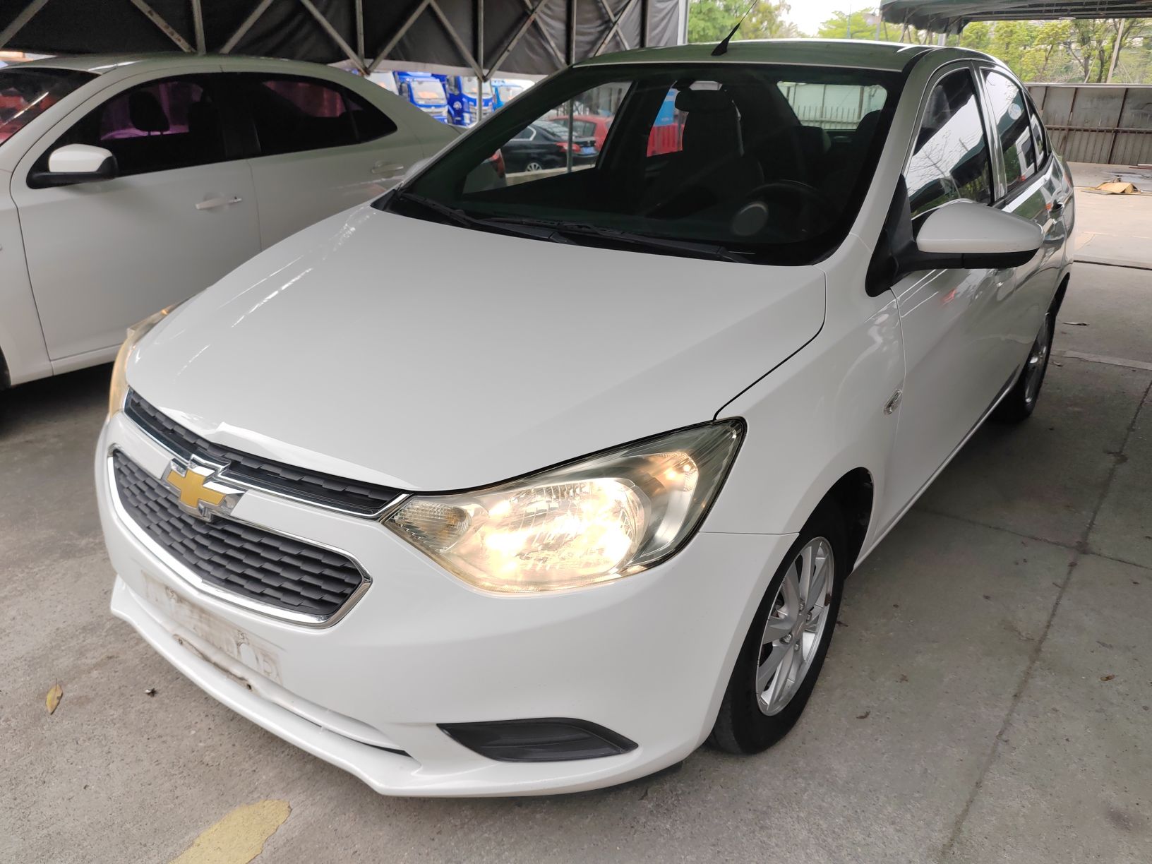 تحت مقدمة السيارة