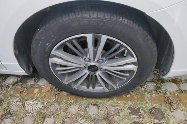 Used Roewe i5 2019 1.5L Automatic 4G Connected Linghao Flagship Edition Right Front Wheel Hub