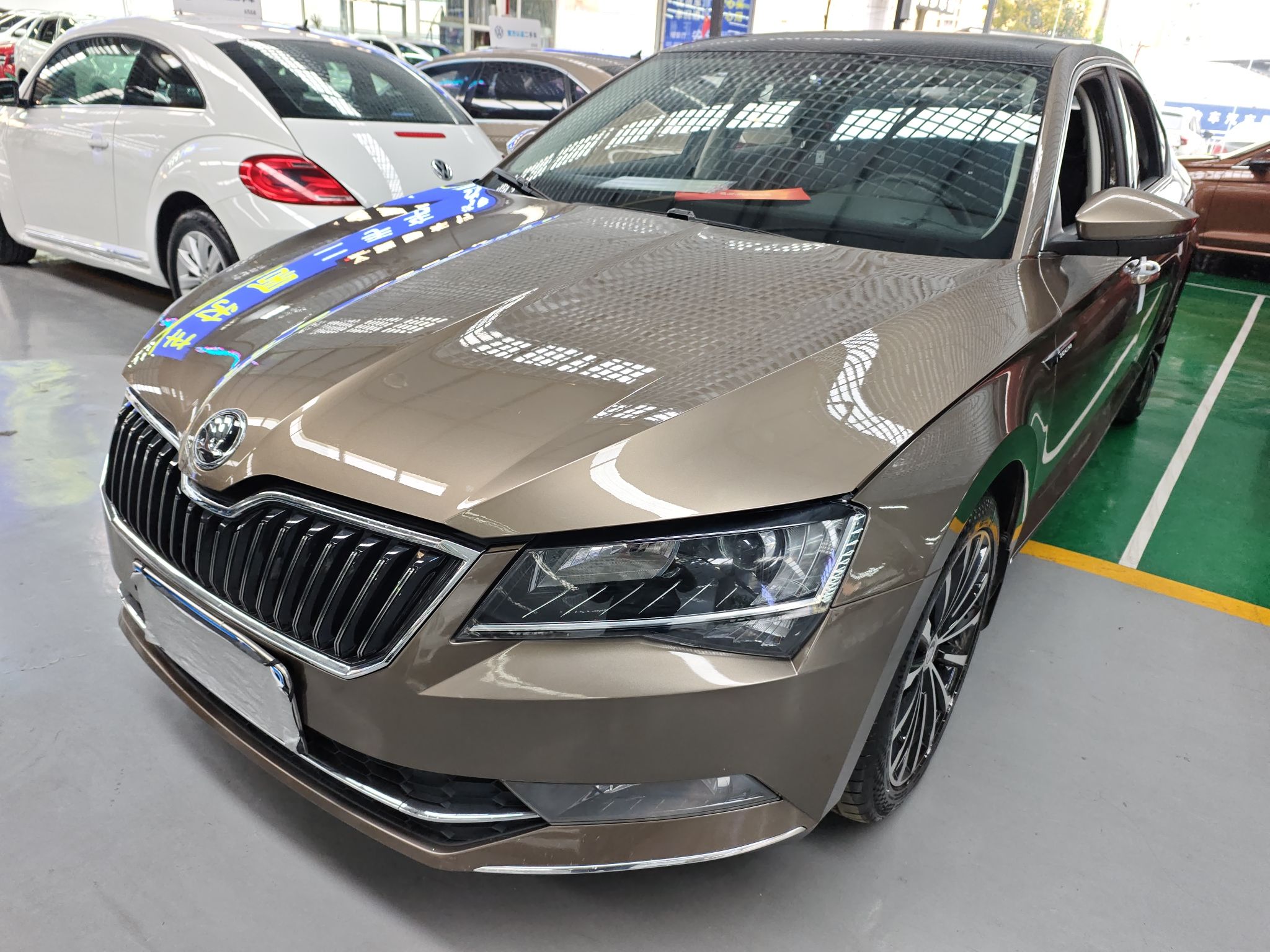 تحت مقدمة السيارة