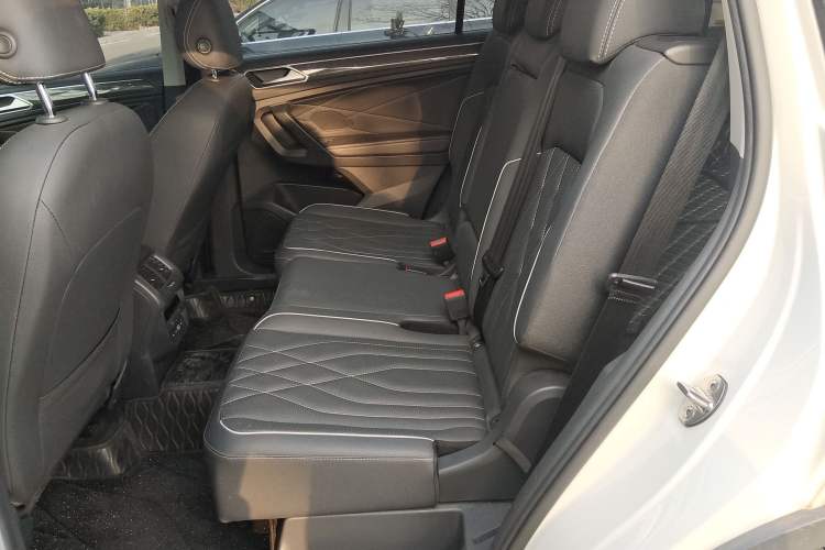 Used Volkswagen Tiguan L 2022 380TSI Automatic All-Wheel Drive R-Line Enhanced Comfort 7-Seater Left Rear Seat