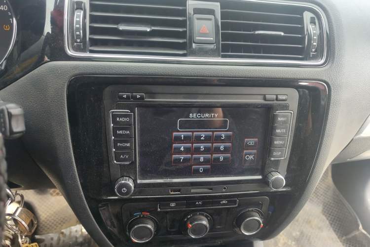 Used Volkswagen Sagitar 2015 1.6L Manual Comfort Model Audio And AC Panel