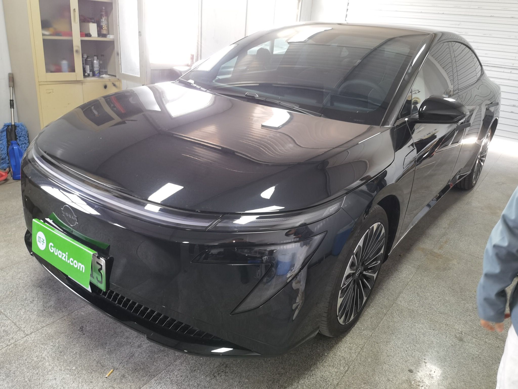 Под передней частью автомобиля