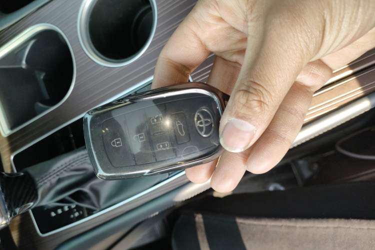 Used Toyota Granvia 2024 2.5L Hybrid Prestige PLUS Four-Wheel Drive Version Vehicle Key