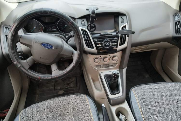 Used Ford Focus 2012 Sedan 1.6L Manual Comfort Model Center Console